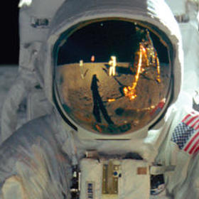 Obrázky byly nasnímány systémem pomaloběžné televize a v pozemních střediscích je přes obrazovku snímaly kamery běžného televizního systému, což způsobovalo značnou ztrátu kvality.