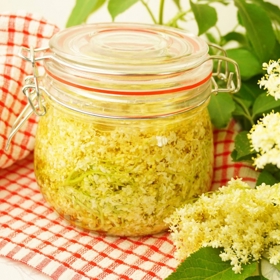 Recept na bezinkový ocet:

Rozkvetlé květy bezinek vložíme do větší sklenice (natlačíme co nejvíce květů), zalijeme octem a sklenici uzavřeme. Necháme na slunci 14 dní louhovat, pak procedíme a slijeme do menších lahví, uchováme v chladu a temnu.