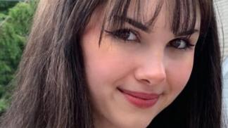 Snímky těla ubodané dívky sdílel její vrah na sociálních sítích, stále se je nedaří zcela odstranit. Redakce Lifee.cz je nezveřejňuje.