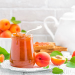 Broskvový džem:

Suroviny:

1,5 kg oloupaných vypeckovaných broskví, 330 g cukru,
1 sáček JamFixu 3:1 Labeta,
1/2 lžičky kyseliny citronové Labeta.

Postup:

Broskve oloupeme, vypeckujeme a rozemeleme nebo rozmixujeme. Přidáme cukr, sáček JamFixu 3:1, lžičku kyseliny citronové a vše důkladně promícháme. Za stálého mícháme přivedeme směs k varu a vaříme 3-5 minut. Horkým džemem plníme čisté skleničky, zavíčkujeme, obrátíme dnem vzhůru a při pokojové teplotě necháme zchladnout.

