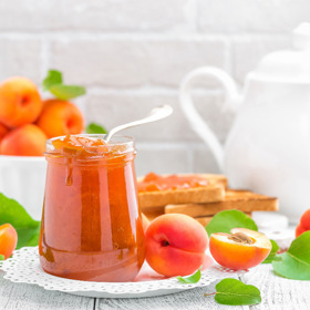 Broskvový džem:

Suroviny:

1,5 kg oloupaných vypeckovaných broskví, 330 g cukru,
1 sáček JamFixu 3:1 Labeta,
1/2 lžičky kyseliny citronové Labeta.

Postup:

Broskve oloupeme, vypeckujeme a rozemeleme nebo rozmixujeme. Přidáme cukr, sáček JamFixu 3:1, lžičku kyseliny citronové a vše důkladně promícháme. Za stálého mícháme přivedeme směs k varu a vaříme 3-5 minut. Horkým džemem plníme čisté skleničky, zavíčkujeme, obrátíme dnem vzhůru a při pokojové teplotě necháme zchladnout.

