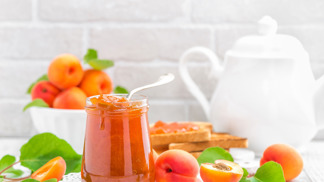 Broskvový džem:

Suroviny:

1,5 kg oloupaných vypeckovaných broskví, 330 g cukru,
1 sáček JamFixu 3:1 Labeta,
1/2 lžičky kyseliny citronové Labeta.

Postup:

Broskve oloupeme, vypeckujeme a rozemeleme nebo rozmixujeme. Přidáme cukr, sáček JamFixu 3:1, lžičku kyseliny citronové a vše důkladně promícháme. Za stálého mícháme přivedeme směs k varu a vaříme 3-5 minut. Horkým džemem plníme čisté skleničky, zavíčkujeme, obrátíme dnem vzhůru a při pokojové teplotě necháme zchladnout.

