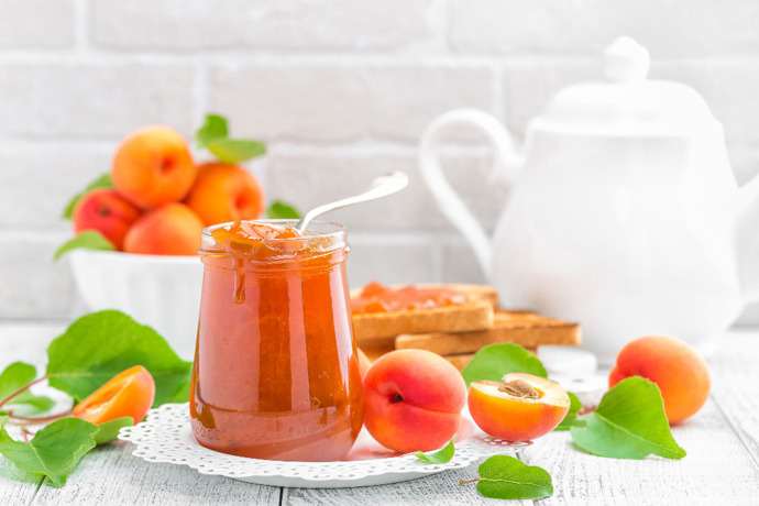 Broskvový džem:

Suroviny:

1,5 kg oloupaných vypeckovaných broskví, 330 g cukru,
1 sáček JamFixu 3:1 Labeta,
1/2 lžičky kyseliny citronové Labeta.

Postup:

Broskve oloupeme, vypeckujeme a rozemeleme nebo rozmixujeme. Přidáme cukr, sáček JamFixu 3:1, lžičku kyseliny citronové a vše důkladně promícháme. Za stálého mícháme přivedeme směs k varu a vaříme 3-5 minut. Horkým džemem plníme čisté skleničky, zavíčkujeme, obrátíme dnem vzhůru a při pokojové teplotě necháme zchladnout.

