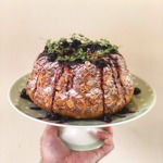 Kynutá bábovka s mandlemi a borůvkami:

Suroviny:

60 g rozinek
300 g Pernerka BIO špaldová mouka jemná
40 g cukru krupice
3 ks žloutků
100 g mléka
8 g droždí
70 g másla
5 g mořské soli.

Na dokončení: borůvkový džem, čerstvý tymián, cukr moučka.

Postup:

Do mísy navážíme všechny ingredience kromě rozinek a vařechou vymícháme hladké lesklé těsto. Není třeba přidávat žádnou mouku; těsto odpočinkem “zpevní”. Rozinky vmísíme na úplný konec. Necháme přikryté na teplém místě kynout. Bábovkovou formu vytřeme polotekutým máslem a vysypeme hoblovanými mandlemi. Vykynuté těsto krátce propracujeme a uválíme bochánek. V něm uděláme díru (jako na donut) a opatrně umístíme do připravené formy. Necháme kynout do trojnásobného objemu. Upečeme ve vyhřáté troubě asi 20 minut při 170 stupních C.