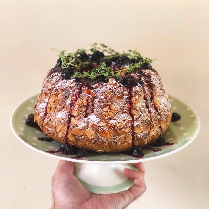 Kynutá bábovka s mandlemi a borůvkami:

Suroviny:

60 g rozinek
300 g Pernerka BIO špaldová mouka jemná
40 g cukru krupice
3 ks žloutků
100 g mléka
8 g droždí
70 g másla
5 g mořské soli.

Na dokončení: borůvkový džem, čerstvý tymián, cukr moučka.

Postup:

Do mísy navážíme všechny ingredience kromě rozinek a vařechou vymícháme hladké lesklé těsto. Není třeba přidávat žádnou mouku; těsto odpočinkem “zpevní”. Rozinky vmísíme na úplný konec. Necháme přikryté na teplém místě kynout. Bábovkovou formu vytřeme polotekutým máslem a vysypeme hoblovanými mandlemi. Vykynuté těsto krátce propracujeme a uválíme bochánek. V něm uděláme díru (jako na donut) a opatrně umístíme do připravené formy. Necháme kynout do trojnásobného objemu. Upečeme ve vyhřáté troubě asi 20 minut při 170 stupních C.