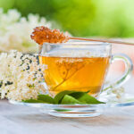 Tohle už dělávaly naše babičky. Kde jinde by se objevilo krásné přísloví: "Před heřmánkem smekni, před bezinkou klekni." Krom už zmíněných léčivých účinků je bez vhodný pro detoxikaci organismu. Na čaj vám budou stačit dvě lžičky usušených květů. Zalijte vroucí vodou a deset minut nechte louhovat.