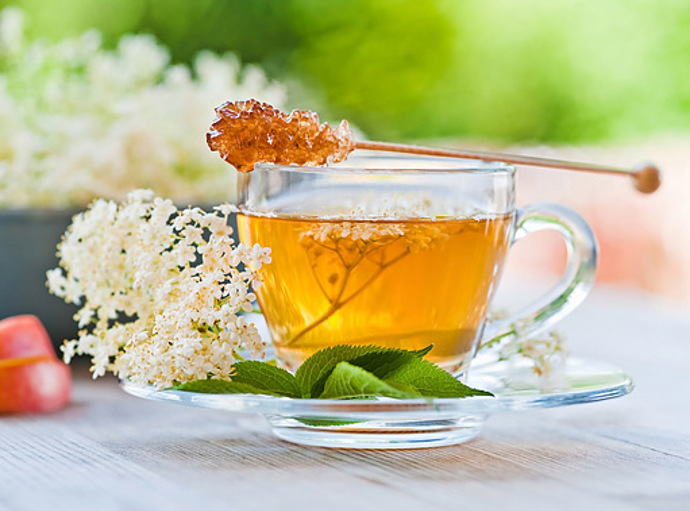 Tohle už dělávaly naše babičky. Kde jinde by se objevilo krásné přísloví: "Před heřmánkem smekni, před bezinkou klekni." Krom už zmíněných léčivých účinků je bez vhodný pro detoxikaci organismu. Na čaj vám budou stačit dvě lžičky usušených květů. Zalijte vroucí vodou a deset minut nechte louhovat.