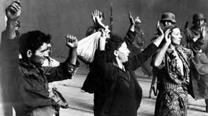 Shromažďování Židů k deportaci probíhalo velmi brutálním způsobem. Na počátku se na deportacích podílela židovská policie, později však SS a jejich ukrajinští pomocníci Židy při raziích v ghettu shromažďovali sami. 