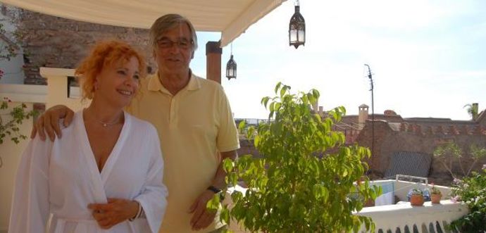 Zdá se, že cesta do ciziny a tamní dobrodružství byly pro autorku jakýmsi východiskem z nouze, pokud nechtěla jen rozvíjet rodinné motivy z prvního dílu.