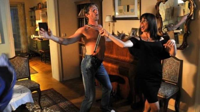 Mezitím v Praze prožívá své milostné dobrodružství Helenina sestra Kristýna, jež propadla vášni ke kaskadéru Láďovi (ani jeden z nich netuší, že jeho protějšek má tři děti). Vše nakonec skončí svatbou.