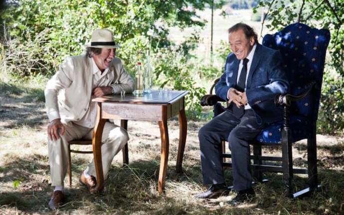 Stejně jako v prvním díle i zde se objeví v malé roli Karel Gott.