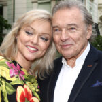 Otcovo příjmení, tedy Gottová, si vzala ve svých patnácti letech. 