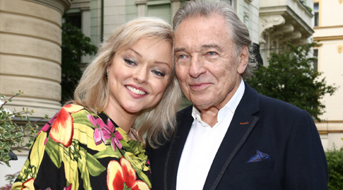 Otcovo příjmení, tedy Gottová, si vzala ve svých patnácti letech. 