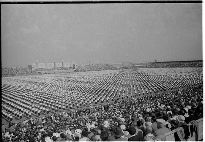 K tomuto jubilejnímu všesokolskému sletu byl vydán stříbrný odznak se sokolem a sloupky s daty všech deseti sletů. Předcházely mu rozsáhlé slety župní a krajské (např. Slet sokolské župy podbělohorské 16. 6. 1935 na Strahově, Slet sokolstva Pražského kraje v červenci téhož roku v Táboře). 
