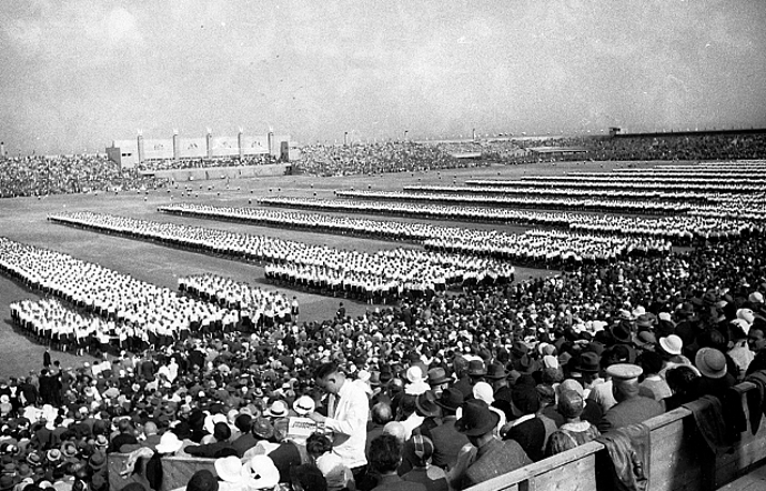 Pětitýdenní letní sletový program zahrnoval řadu cvičebních dnů pro žactvo, dorost, IV. středoškolské hry (i na Strahově), I. slet sokolského žactva (50 000 cvičících), pak červnové vystoupení 60 000 dorostenek a dorostenců a mnohé další akce celostátního i mezinárodního charakteru. 