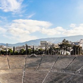 První olympijské hry, o kterých se dochovaly zprávy, se v Olympii uskutečnily roku 776 př. n. l. Tento rok, konkrétně pak 8. červenec, je považován za počátek her i řeckého kalendáře. Legendy a báje však hovoří o sportovních kláních v Olympii, které se konaly mnohem dříve.