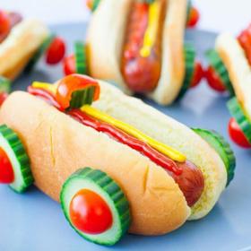 Pokud vaše děti nejí, zkuste jim připravit tento hravý hot dog. Stačí trocha kreativity.