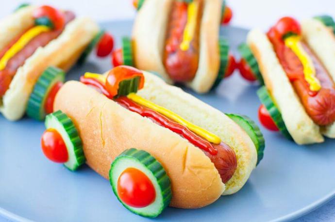 Pokud vaše děti nejí, zkuste jim připravit tento hravý hot dog. Stačí trocha kreativity.
