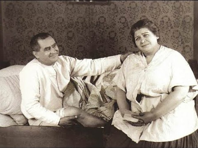 Profesionálně začínala hrát s kočovnými hereckými společnostmi, a to i přes nevůli svých rodičů. 