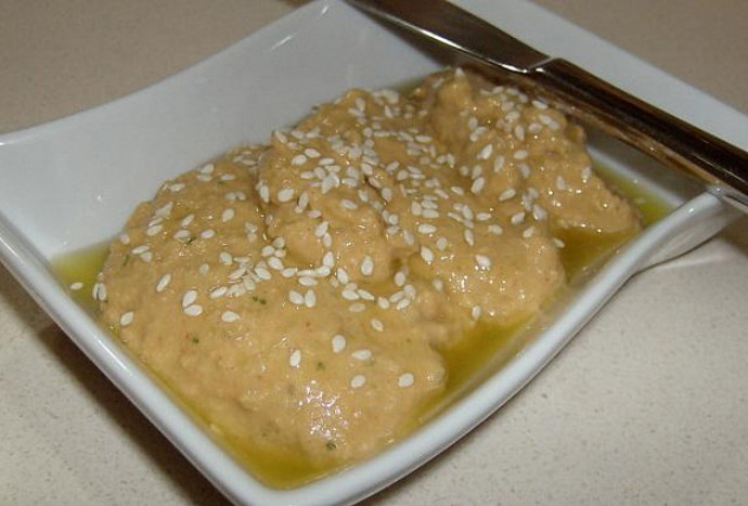 Klasický hummus:

Suroviny:

1  plechovka cizrny
sůl
citronová šťáva z 1/2 citronu
1  stroužek česneku, rozmačkaný
1  špetka kmínu, mletý, nemusí být
2  lžíce sezamové pasty Tahini.

Postup:

Všechny ingredience smícháme, rozmixujeme nebo rozmačkáme. Dáme do misky, zalijeme olivovým olejem a poprášíme paprikou. (V oleji mohou být osmažené kousíčky mletého masa.)

Příloha: jakékoliv čerstvé pečivo (autentický je libanonský chléb), zelenina nakrájená na tyčinky.

Sezmová pasta a olivový olej zpomalují vstřebávání alkoholu a přitom jsou zdravé. Vhodné na různá pohoštění, kde se podává alkohol.