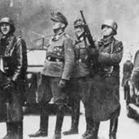 Židé ve Varšavě tvořili 29, 1 % obyvatelstva. Po přepadení Polska německou armádou musela Varšava 28. září 1939 kapitulovat a následujícího dne do města vstoupily německé jednotky. 