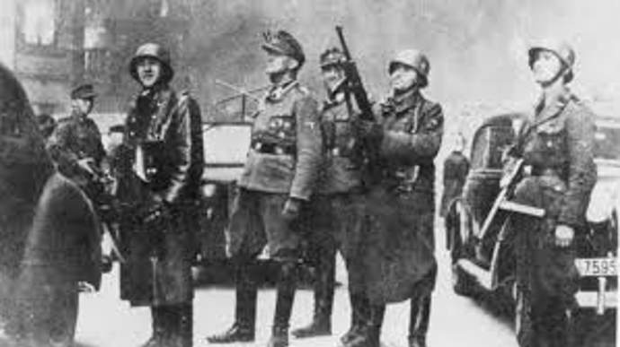 Židé ve Varšavě tvořili 29, 1 % obyvatelstva. Po přepadení Polska německou armádou musela Varšava 28. září 1939 kapitulovat a následujícího dne do města vstoupily německé jednotky. 