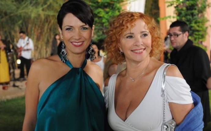 Franštinářka Helena byla se spisovatelem Karlem rozvedená už v první části, ale její milenec, lékař záchranky František, vstupuje rozvedený až do tohoto dílu. 