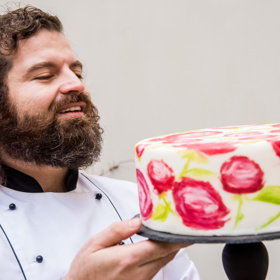 Sedm let strávil v týmu nejlepších cukrářů Evropy. Ve slavném obchodním domě Harrods pekl dorty třeba i pro anglickou královnu.