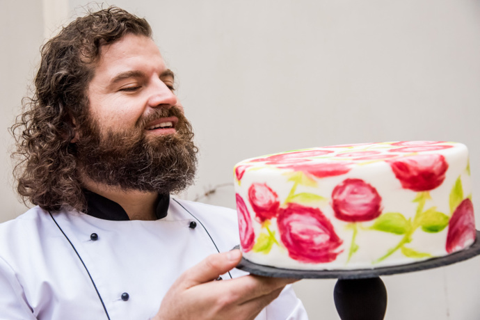 Sedm let strávil v týmu nejlepších cukrářů Evropy. Ve slavném obchodním domě Harrods pekl dorty třeba i pro anglickou královnu.