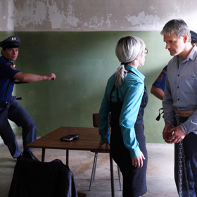 Většinu nebezpečných scén absolvoval Konstantin Lavroněnko bez pomoci kaskadéra. To mělo mimo jiné za následek natažení stehenního svalu či tržnou ránu na ruce, kterou si způsobil o ostnatý drát při pokusu o filmový útěk.