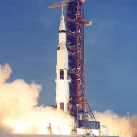 Kvůli kontrolnímu a ovládacímu panelu skafandru, připnutému na hrudi, si neviděl na nohy. Během sestupu po devítischodovém žebříku Armstrong zatáhl za ovladač, aby vyklopil oddíl s vybavením složený na boku lunárního modulu a aktivoval v něm umístěnou televizní kameru.