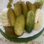 Křenové pikantní okurky:

Suroviny:

2,1  kg okurek,
4  ks bobkových listů, malých,
1  lžičky hořčičného semínka,
4  ks nového koření,
4  ks mrkve, malé,
1  ks cibule,
8  ks křenů (asi 5 cm dlouhých),
kopr.

Nálev:

570  ml vody,
160  ml octa,
55  g cukru,
10  g sůli.

Postup:

Na dno čtyř sklenic rozdělíme koření a bobkové listy s koprem a skládáme okurky, přičemž je prokládáme s kolečky mrkve, cibule a na špalíčky nakrájeným křenem.

Na nálev svaříme vodu s octem, cukrem a solí. Necháme prochladnout, zalijeme okurky, uzavřeme a sterilujeme 10 min. od začátku varu. Po sterilizaci okurky ihned vyjmeme z hrnce a necháme vychladnout.
