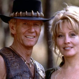 Ctižádostivá newyorská reportérka Sue Charlton chce napsat článek o Australanovi Mikovi Dundeem, který přežil útok velkého krokodýla.