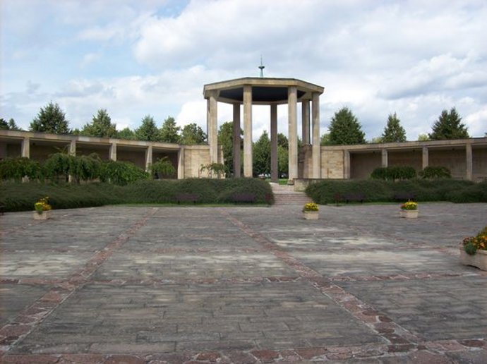 V místě tragédie vnikl "na věčnou památku" Památník Lidice.