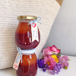 Meruňkovo-malinový džem:

Suroviny:

400 g malin,
400 g meruněk,
1 balení ovocného pektinu Labeta,
cca 1 kg cukru,
0,5 lžičky kyseliny citronové Labeta.

Postup:

Každé ovoce zvlášť rozmačkáme, promícháme s polovinou cukru a pektinem a necháme pustit šťávu. Džem je třeba uvařit odděleně, proto veškeré suroviny rozdělíme na půl. Ovoce s cukrem přivedeme k varu, přidáme kyselinu citronovou a necháme pár minut probublat. Sbíráme případnou pěnu a nezapomeneme ochutnávat a doslazovat či dokyselovat podle naší chuti. Do sterilizovaných skleniček plníme nejprve malinový džem do poloviny sklenky a necháme ztuhnout. Mezitím si stejným způsobem uvaříme meruňkovou část. Tu opatrně nalijeme na již vychladlé maliny a zavíčkujeme. Víčka i hrdla skleniček jsme předtím otřeli alkoholem. Tuto marmeládu je dobré sterilovat v zavařovacím hrnci či ve vodě v kastrolu na sporáku alespoň po dobu 10 minut. 