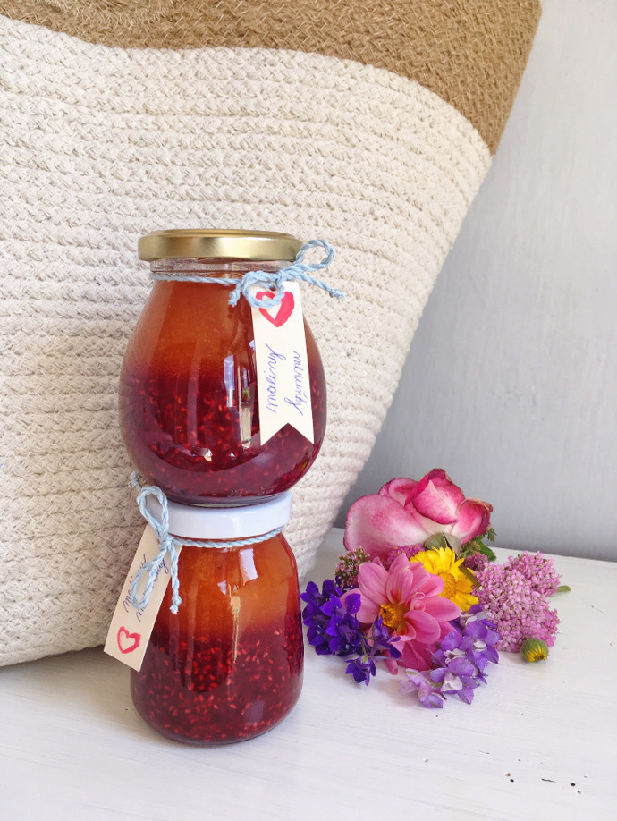 Meruňkovo-malinový džem:

Suroviny:

400 g malin,
400 g meruněk,
1 balení ovocného pektinu Labeta,
cca 1 kg cukru,
0,5 lžičky kyseliny citronové Labeta.

Postup:

Každé ovoce zvlášť rozmačkáme, promícháme s polovinou cukru a pektinem a necháme pustit šťávu. Džem je třeba uvařit odděleně, proto veškeré suroviny rozdělíme na půl. Ovoce s cukrem přivedeme k varu, přidáme kyselinu citronovou a necháme pár minut probublat. Sbíráme případnou pěnu a nezapomeneme ochutnávat a doslazovat či dokyselovat podle naší chuti. Do sterilizovaných skleniček plníme nejprve malinový džem do poloviny sklenky a necháme ztuhnout. Mezitím si stejným způsobem uvaříme meruňkovou část. Tu opatrně nalijeme na již vychladlé maliny a zavíčkujeme. Víčka i hrdla skleniček jsme předtím otřeli alkoholem. Tuto marmeládu je dobré sterilovat v zavařovacím hrnci či ve vodě v kastrolu na sporáku alespoň po dobu 10 minut. 