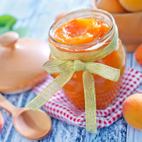 Meruňkový džem s mandlemi a skořicí:

Suroviny:

1 kg meruněk,
skořicový cukr Labeta,
pokrájené loupané mandle dle chuti, želírovací cukr 2:1 Labeta.

Postup:

Meruňky očistíme, vypeckujeme a rozemeleme nebo rozmixujeme. Přidáme skořicový cukr, pokrájené mandle, želírovací cukr 2:1 Labeta a vše důkladně promícháme. Za stálého míchání přivedeme směs k varu a vaříme 3-5 minut. Horkým džemem plníme čisté skleničky, zavíčkujeme, obrátíme dnem vzhůru a při pokojové teplotě necháme zchladnout. 