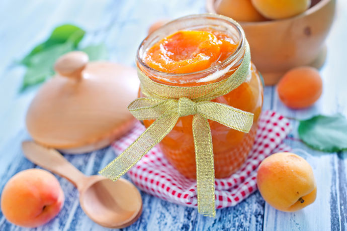 Meruňkový džem s mandlemi a skořicí:

Suroviny:

1 kg meruněk,
skořicový cukr Labeta,
pokrájené loupané mandle dle chuti, želírovací cukr 2:1 Labeta.

Postup:

Meruňky očistíme, vypeckujeme a rozemeleme nebo rozmixujeme. Přidáme skořicový cukr, pokrájené mandle, želírovací cukr 2:1 Labeta a vše důkladně promícháme. Za stálého míchání přivedeme směs k varu a vaříme 3-5 minut. Horkým džemem plníme čisté skleničky, zavíčkujeme, obrátíme dnem vzhůru a při pokojové teplotě necháme zchladnout. 