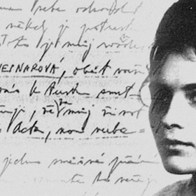 Když si vyslechla, že na ní bude proveden absolutní trest, a dva zřízenci v bílých rukavičkách ji spoutanou vedli po schodech ve vězeňském bloku, došlo jí, co se stane, a začala se rvát o život. 