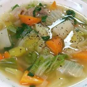 Zeleninová polévka s kedlubnou

Suroviny:

mrkev, celer, petržel, kedlubna
cibule
4 kuličky černého pepře, 4 bobkové listy, 4 kuličky nového koření, sůl

Postup:

Očištěnou a nakrájenou zeleninu dejte do hrnce s vodou a přiveďte k varu. Přidejte koření a nechte probublávat asi 1 hodinu. Poté dosolte podle potřeby a přeceďte. Zeleninu můžete dokrájet a do vývaru vrátit, nebo můžete zeleninový vývar doplnit například krupicovými knedlíčky. Samozřejmě můžete zvolit navíc jakoukoli další zeleninu podle chuti. Skvělé jsou rajčata (dodají krásnou barvu), kapusta či brambory.