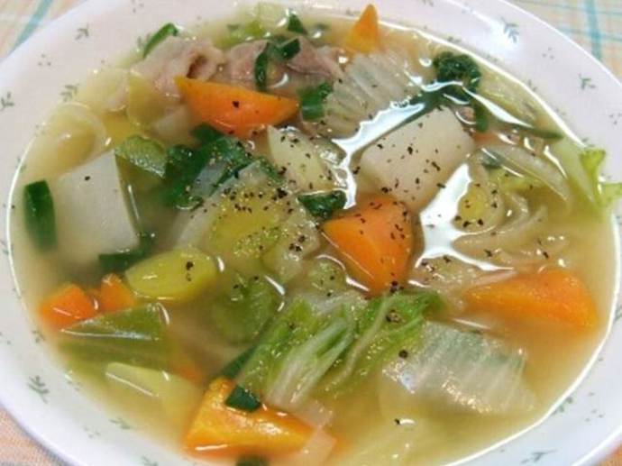 Zeleninová polévka s kedlubnou

Suroviny:

mrkev, celer, petržel, kedlubna
cibule
4 kuličky černého pepře, 4 bobkové listy, 4 kuličky nového koření, sůl

Postup:

Očištěnou a nakrájenou zeleninu dejte do hrnce s vodou a přiveďte k varu. Přidejte koření a nechte probublávat asi 1 hodinu. Poté dosolte podle potřeby a přeceďte. Zeleninu můžete dokrájet a do vývaru vrátit, nebo můžete zeleninový vývar doplnit například krupicovými knedlíčky. Samozřejmě můžete zvolit navíc jakoukoli další zeleninu podle chuti. Skvělé jsou rajčata (dodají krásnou barvu), kapusta či brambory.