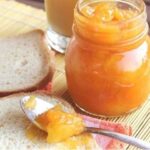 Broskvovo-meruňkový džem s rumem:

Suroviny:

 8  lžíc hnědý rum,
kyselina citronová dle chuti - nemusí být,
0,5  kg meruňky zralé, očištěné, vypeckované,
1  kg broskve zralé, očištěné, vypeckované,
800  g cukr krupice dle sladkosti ovoce.

Postup:

Pokrájené zralé ovoce dáme do hrnce, zasypeme cukrem, promícháme a necháme cca 15 minut odstát. Až ovoce pustí šťávu, dáme hrnec na kamna a ovoce přivedeme za častého promíchání k varu. Poté vaříme zvolna do úplného změknutí ovoce. Pokud chceme, můžeme ovoce propasírovat přes cedník a mít hladkou marmeládu. Nebo ovoce ponecháme s malými kousky a budeme mít džem. Po uvaření do hrnce lijeme rum, hezky pomalu, lžíci za lžící, jelikož po každém přidání rumu nám ovoce v hrnci vzkypí a zabublá. Tak opatrně! Po nepatrném provaření lijeme horkou marmeládu (džem) do čistých, suchých skleniček, které pevně uzavřeme a sterilujeme cca 8 minut (není nutné, stačí otočit dnem vzhůru, zakrýt ručníkem a nechat tak částečně vychladnout a pak otočit zpět).