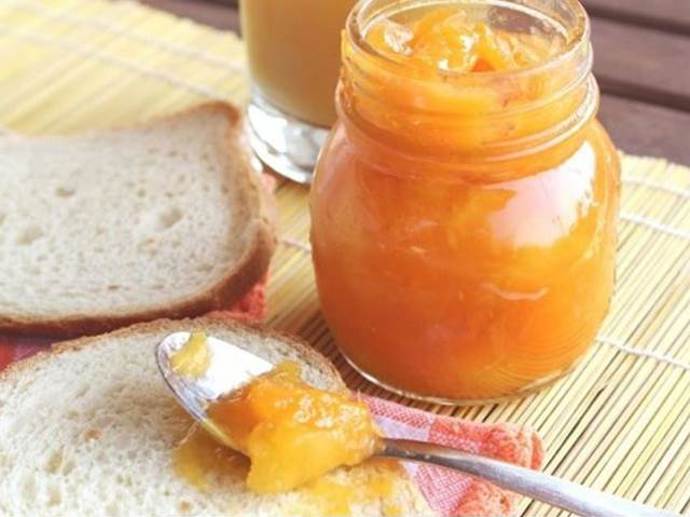 Broskvovo-meruňkový džem s rumem:

Suroviny:

 8  lžíc hnědý rum,
kyselina citronová dle chuti - nemusí být,
0,5  kg meruňky zralé, očištěné, vypeckované,
1  kg broskve zralé, očištěné, vypeckované,
800  g cukr krupice dle sladkosti ovoce.

Postup:

Pokrájené zralé ovoce dáme do hrnce, zasypeme cukrem, promícháme a necháme cca 15 minut odstát. Až ovoce pustí šťávu, dáme hrnec na kamna a ovoce přivedeme za častého promíchání k varu. Poté vaříme zvolna do úplného změknutí ovoce. Pokud chceme, můžeme ovoce propasírovat přes cedník a mít hladkou marmeládu. Nebo ovoce ponecháme s malými kousky a budeme mít džem. Po uvaření do hrnce lijeme rum, hezky pomalu, lžíci za lžící, jelikož po každém přidání rumu nám ovoce v hrnci vzkypí a zabublá. Tak opatrně! Po nepatrném provaření lijeme horkou marmeládu (džem) do čistých, suchých skleniček, které pevně uzavřeme a sterilujeme cca 8 minut (není nutné, stačí otočit dnem vzhůru, zakrýt ručníkem a nechat tak částečně vychladnout a pak otočit zpět).