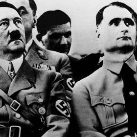 Rudolf Hess svého vůdce všude doprovázel už od roku 1920.