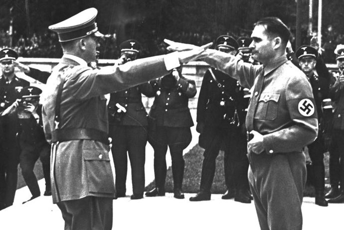 Rudolfa Hesse a Adolfa Hitlera pojila víra v nacismus i okultismus.