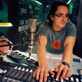 Film ukazuje příběhy samotářů uprostřed davu, kteří si připadají bezmocně vláčeni zlomyslným osudem uvnitř svých ekonomicky pohodlných životů.