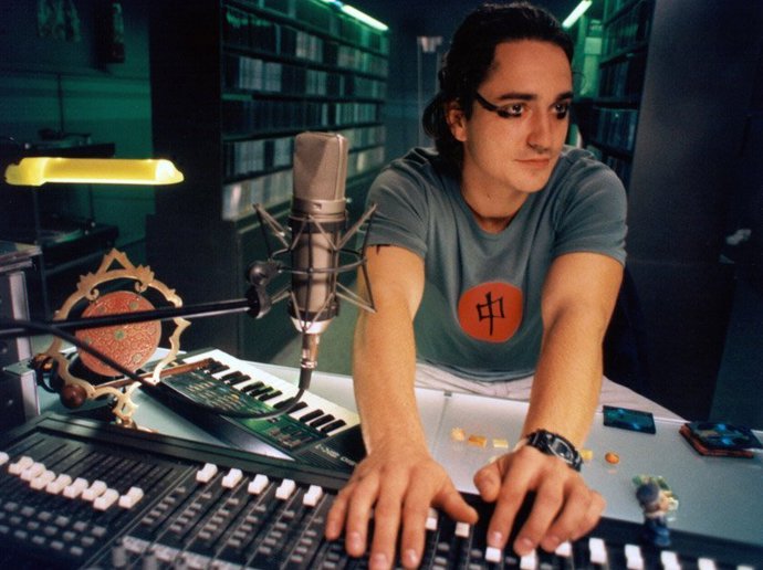 Film ukazuje příběhy samotářů uprostřed davu, kteří si připadají bezmocně vláčeni zlomyslným osudem uvnitř svých ekonomicky pohodlných životů.