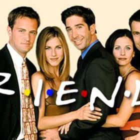 A Cox ještě jednou: všichni herci prý úvodní song ze znělky vyloženě nesnáší.