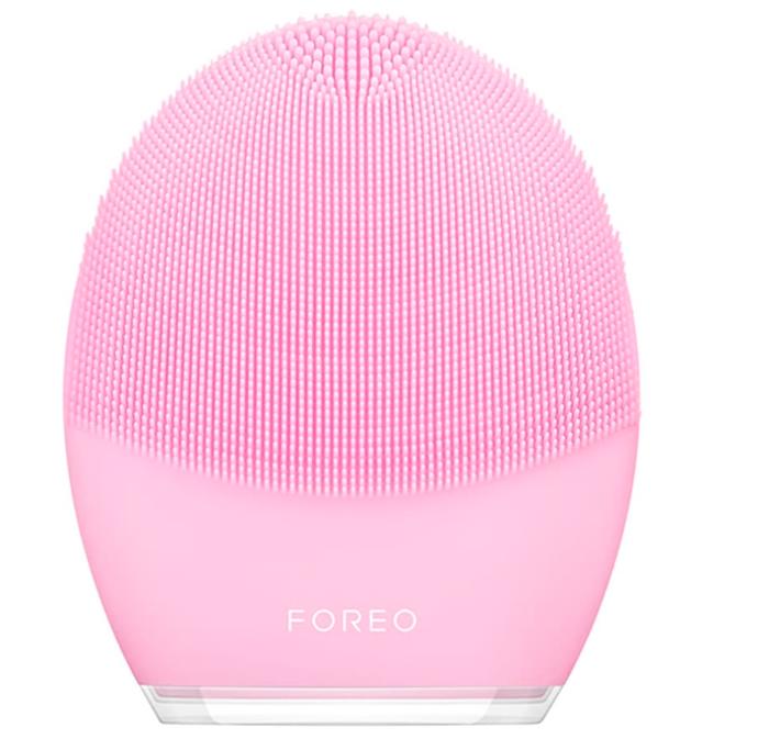 Kartáček na obličej, Foreo Luna 3, 5499 Kč. Elektrický čisticí přístroj poskytuje mnohem hlubší čištění než při mytí rukou, proto je pleť mnohem lépe připravená na následující péči a hydratační přípravky lépe fungují. 