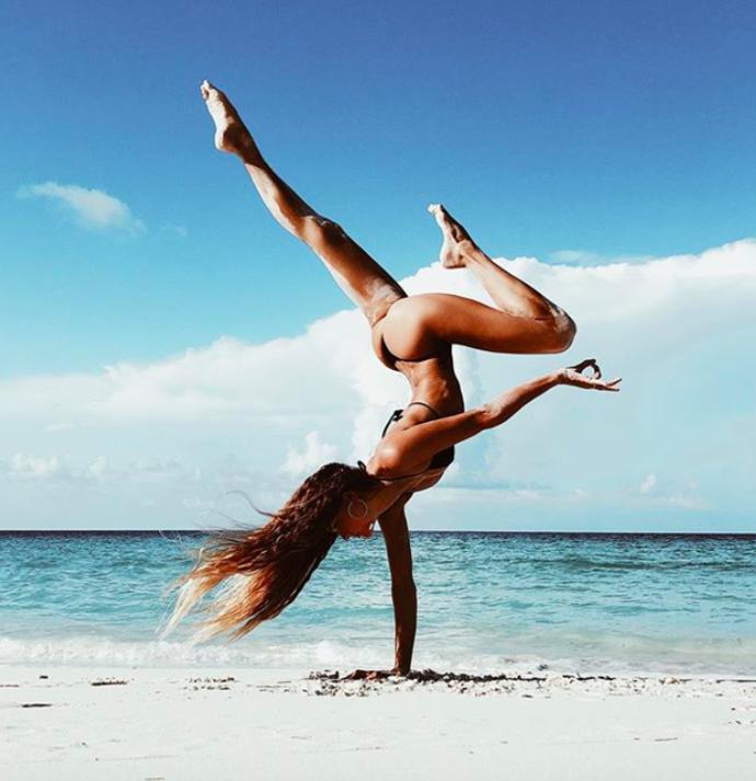 Sjana Elise Earp se věnuje józe už dlouho, takže má dost pevné tělo na to, aby tyto pro někoho krkolomné pozice zvládla.